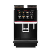 De Dr. Coffee Coffeebar Plus, een veelzijdige koffiemachine met een 21 grams portafilter en dubbele cappuccinokop voor twee cappuccino's tegelijk. Uitbreidbaar met een melkkoelkast voor verse melkdranken zoals cappuccino, latte en chocolademelk. Inclusief een bonencanister van 1,5 kg, een instantcanister voor cacao en MDB-ondersteuning voor pinbetalingen.